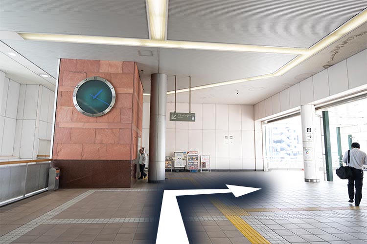 2 時計の装飾が左手に見えてきたら右に曲がります