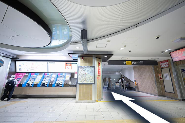 1.南口改札を出たらエスカレーターを降ります