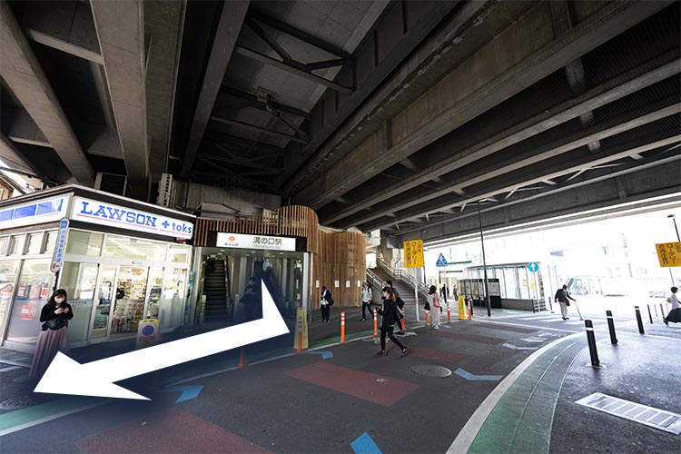 2.エスカレーターを降りたらローソンのある方向(右)へ曲がります