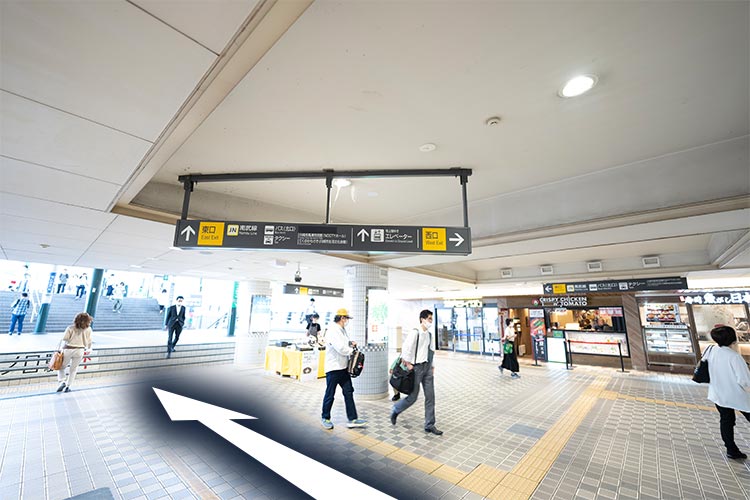 1.改札を出たら左折します(東口方面へ)